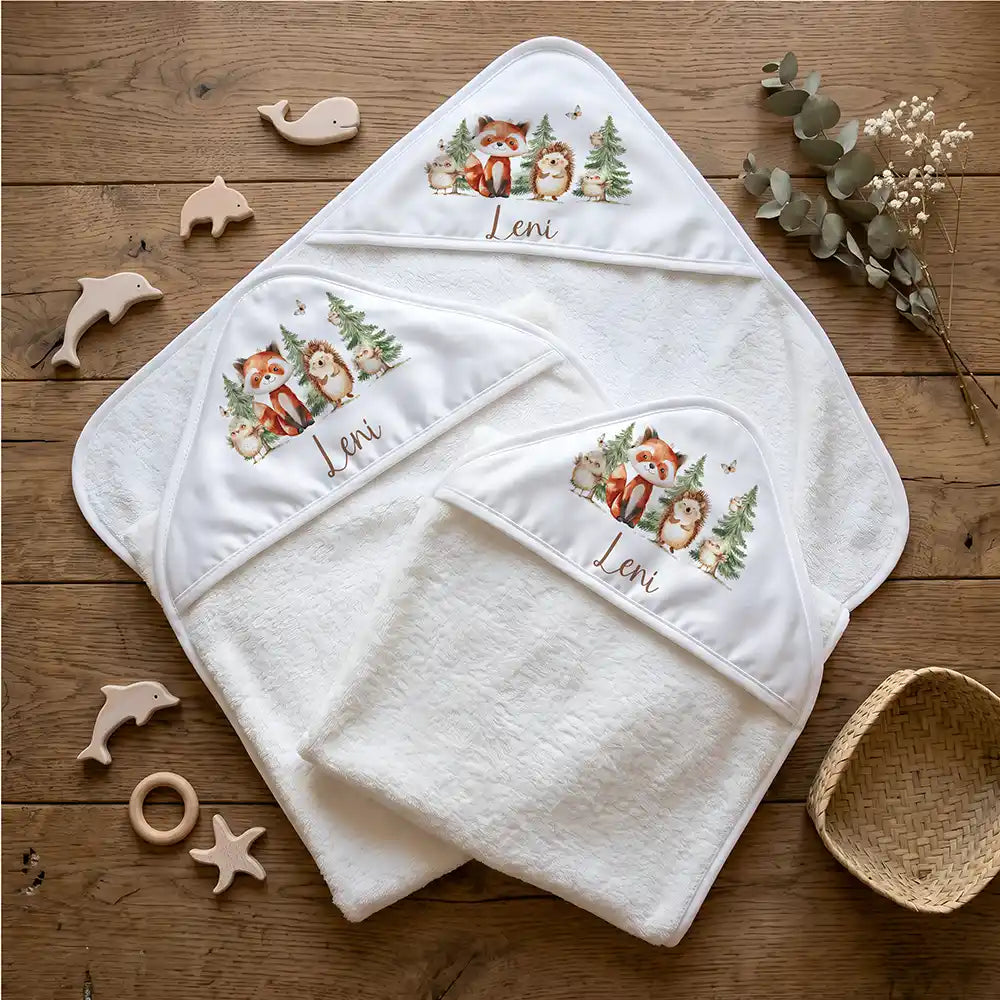 Personalisiertes Kapuzenhandtuch Baby Waldfreunde Tannen â Flatlay mit Eukalyptus und BeiĂring