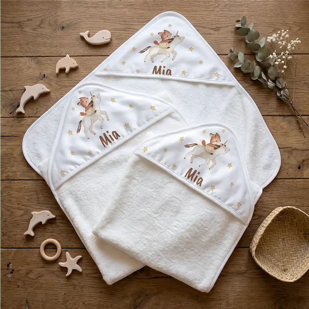 Personalisiertes Kapuzenhandtuch Baby Einhorn Reiterin â Flatlay mit Eukalyptus und BeiĂring