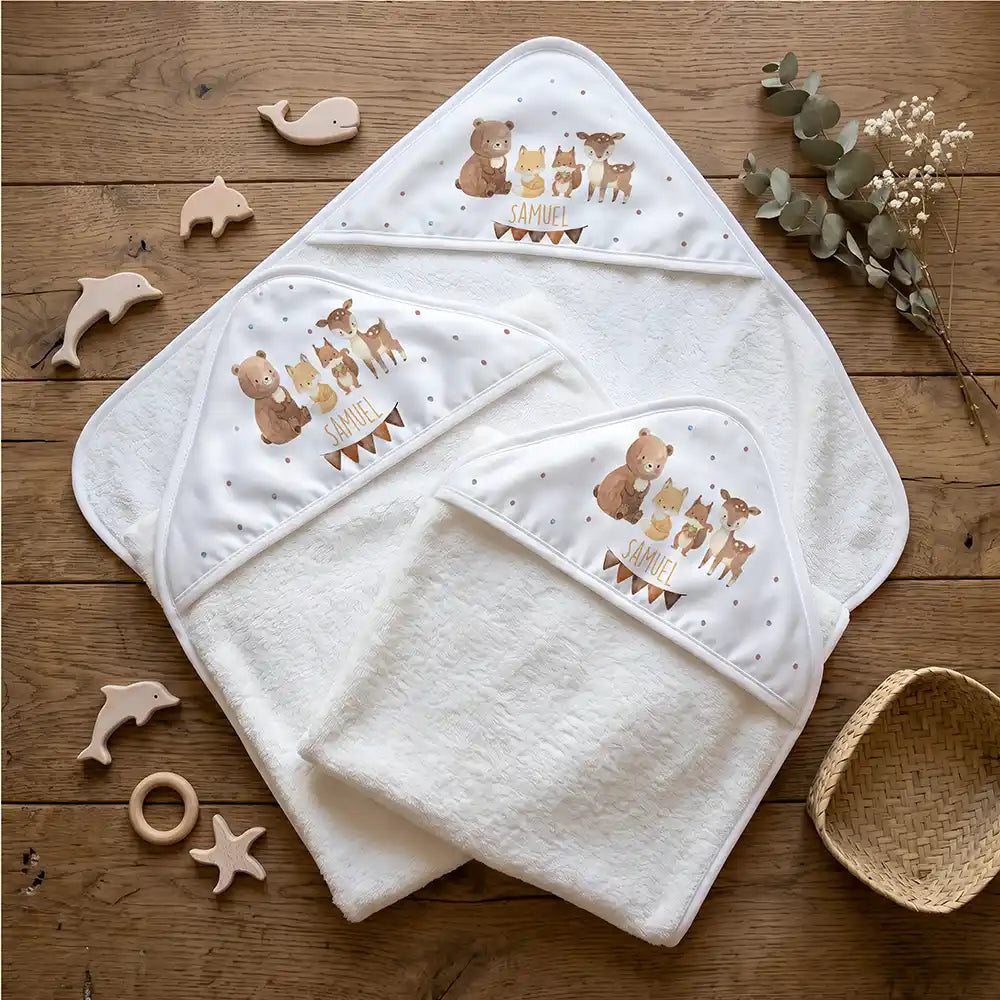 Personalisiertes Kapuzenhandtuch Baby Waldtiere Wimpel â Flatlay mit Eukalyptus und BeiĂring