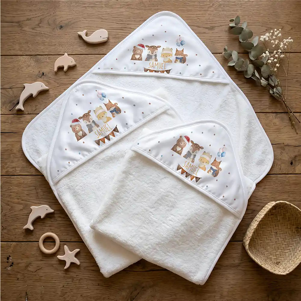 Personalisiertes Kapuzenhandtuch Baby Winter Waldfreunde – Flatlay mit Eukalyptus und Beißring