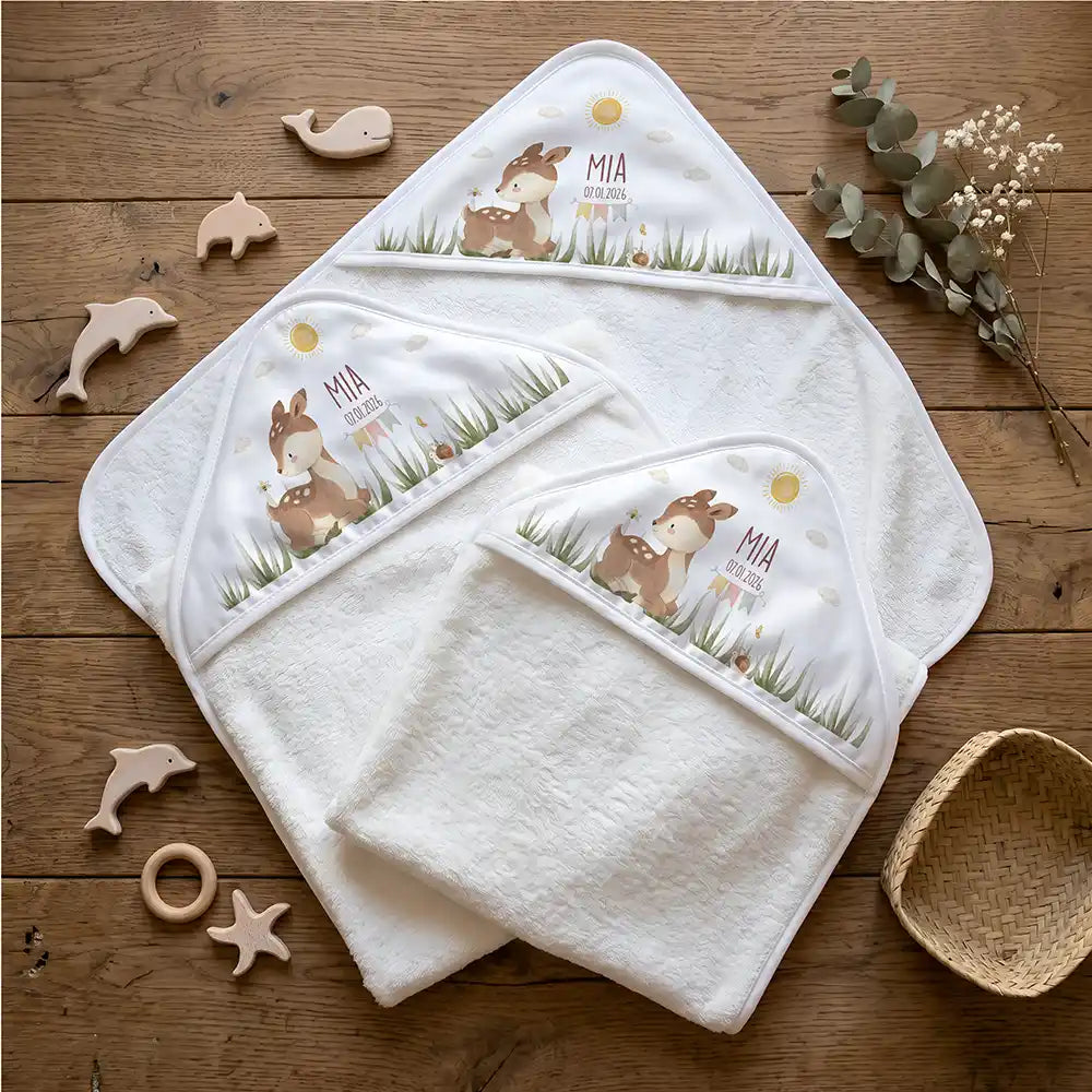 Personalisiertes Kapuzenhandtuch Baby Reh Geburtsdaten â Flatlay mit Eukalyptus und BeiĂring