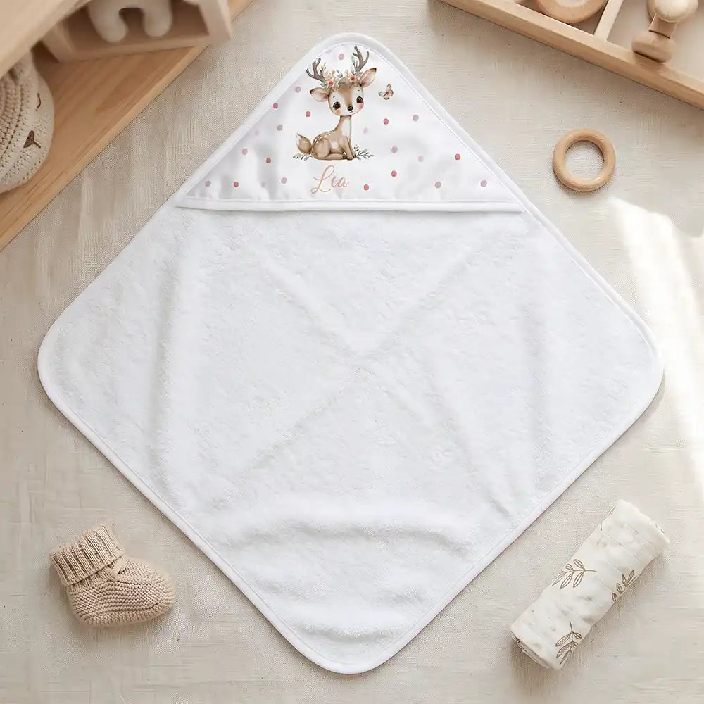 Personalisiertes Kapuzenhandtuch Baby Rehbock Blütenkranz – Freisteller 80×80 cm Topdown