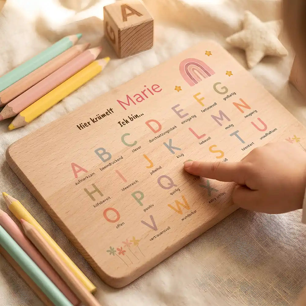 ABC Brettchen Kinder personalisiert Regenbogen pastell – Lifestyle in der Kinderhand