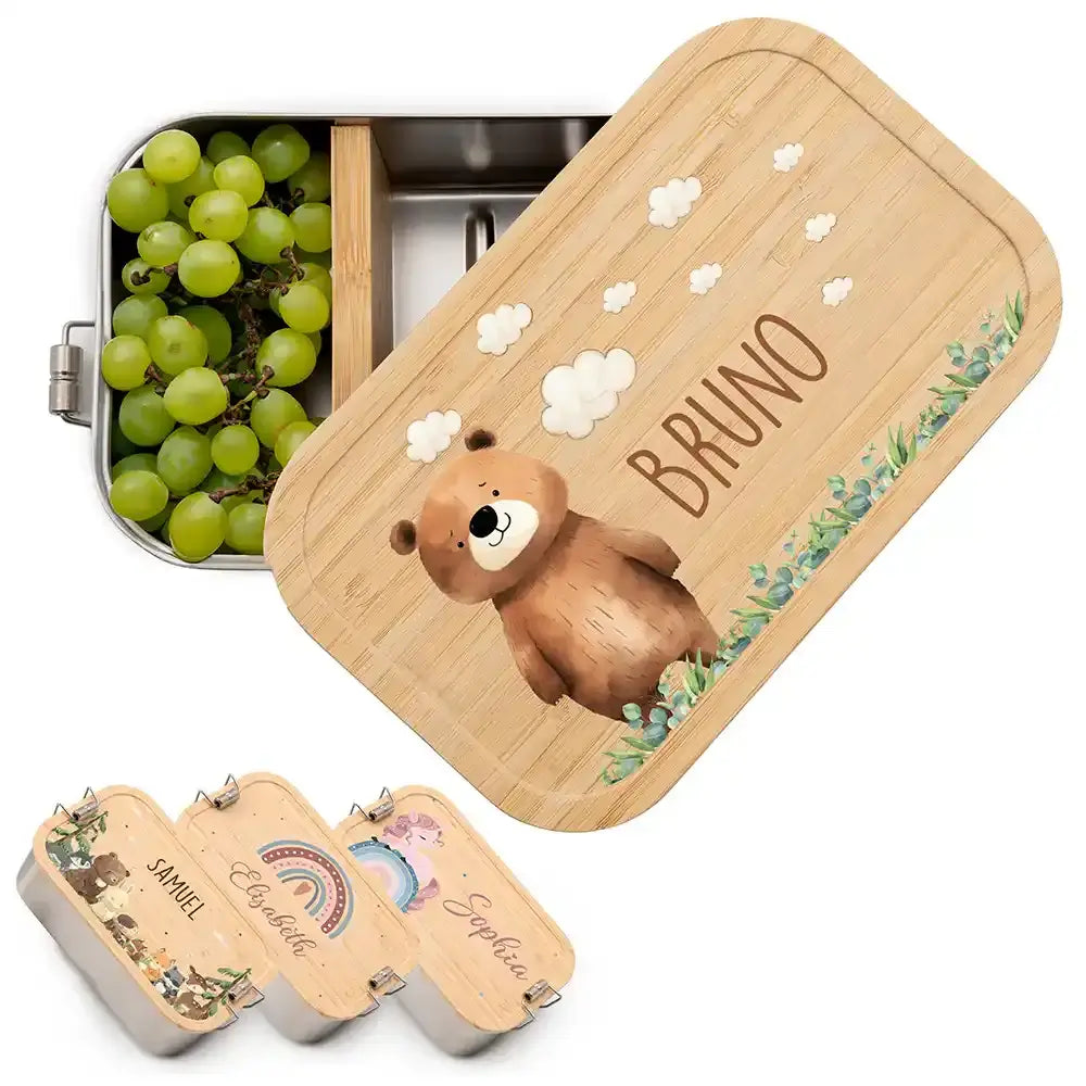 handgefertigte brotdose aus holz mit bär auf der wiese