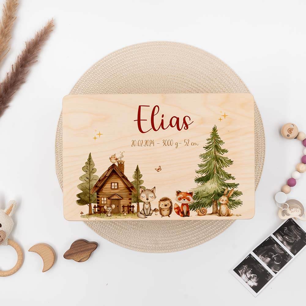 personalisierte erinnerungskiste mit fröhlichen waldtieren