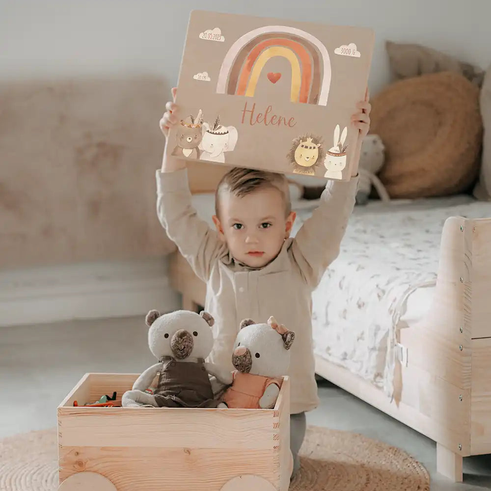 Spielzeugkiste mit Rädern personalisiert - Regenbogen mit Bär und Löwe