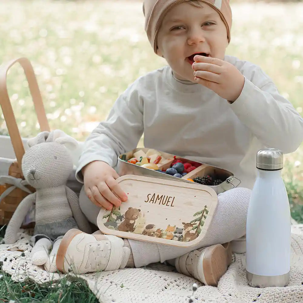 Kind isst aus personalisierter Holz-Brotdose Samuel mit Waldtier-Motiven - nachhaltige Kindergarten Lunchbox