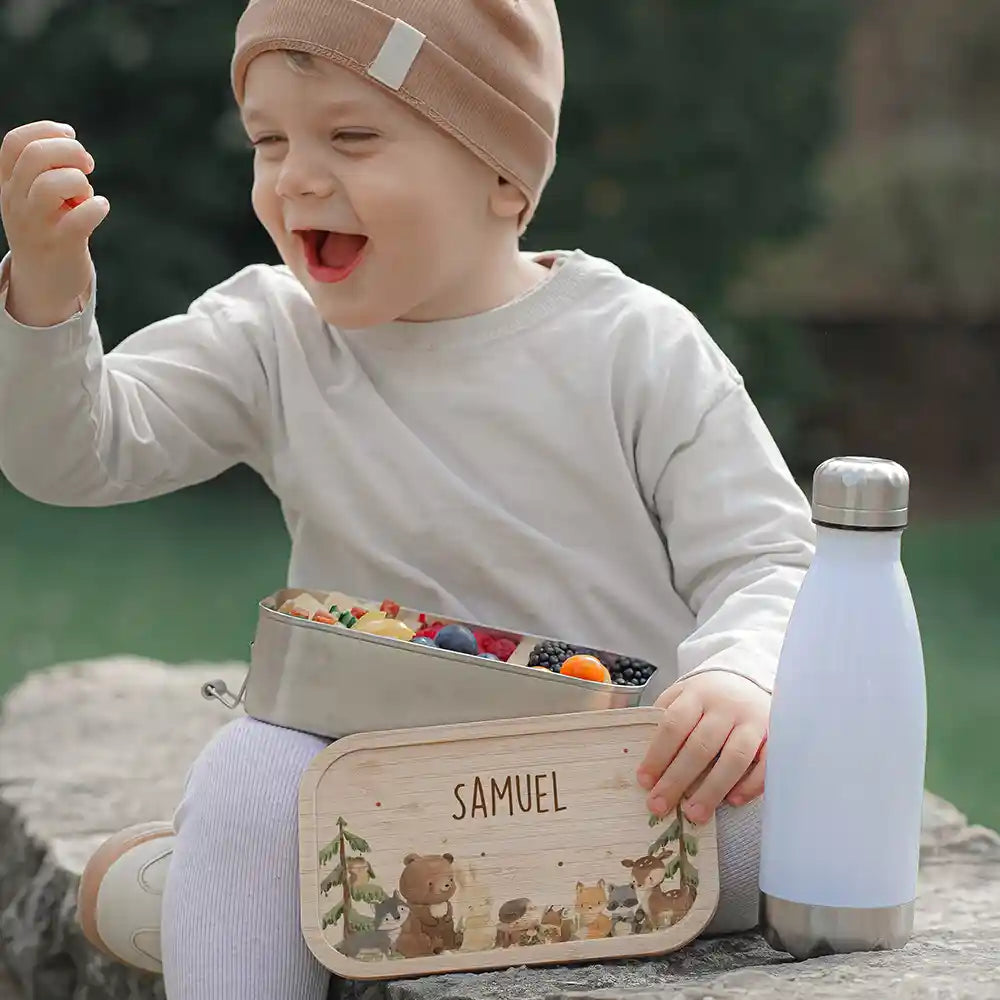 Glückliches Kind mit personalisierter Brotdose Samuel - Bambus Lunchbox Waldtiere Kindergarten Picknick