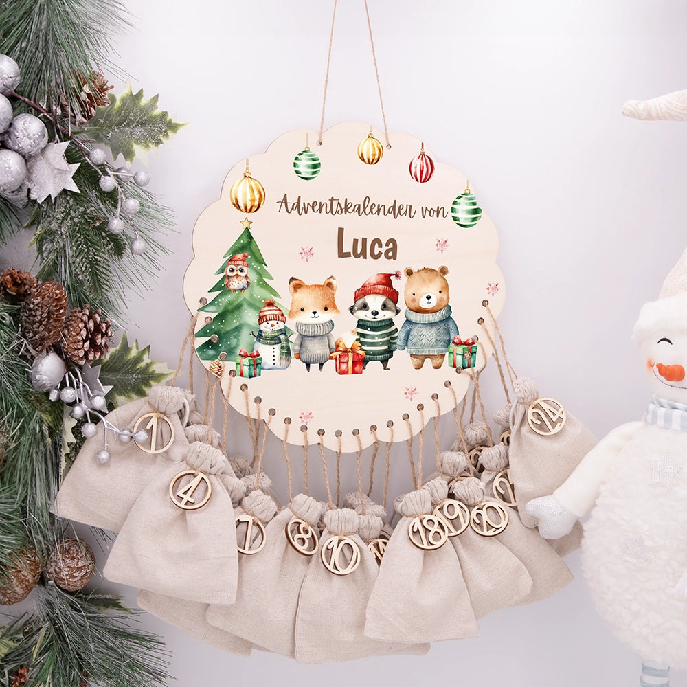 Personalisierter runder Adventskalender Kinder aus Holz - Waldtiere mit WeihnachtsmĂĽtzen