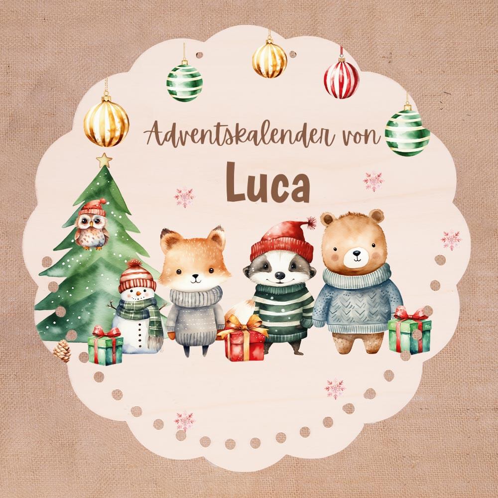 Personalisierter runder Adventskalender Kinder aus Holz - Waldtiere mit Weihnachtsmützen