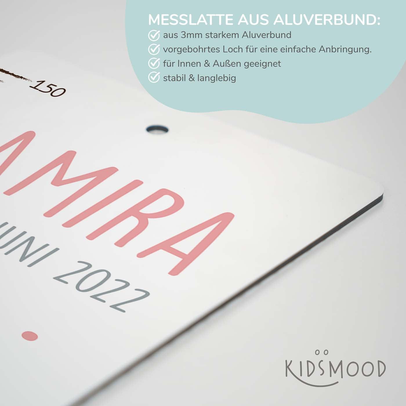 handgefertigte messlatte aus holz mit hase und regenbogen motiv