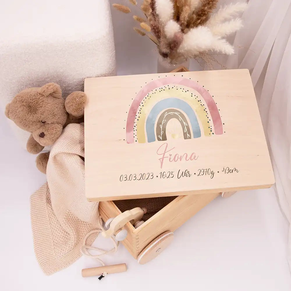 Spielzeugkiste mit Rädern personalisiert - Regenbogen