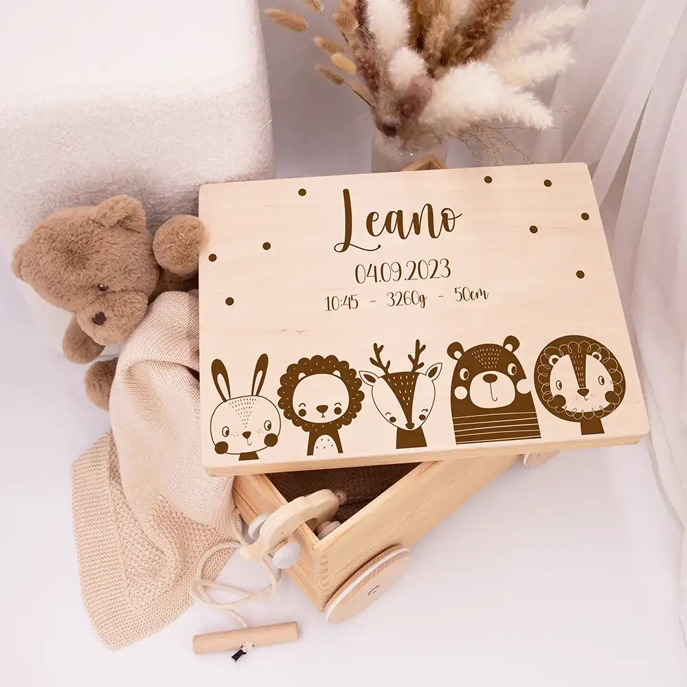 Spielzeugkiste mit Rädern personalisiert - Safari Tiere Gravur