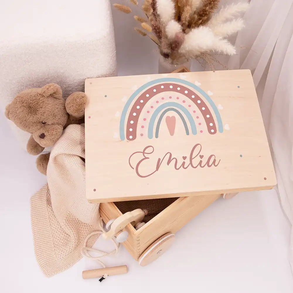 Spielzeugkiste mit Rädern personalisiert - Niedlicher Regenbogen