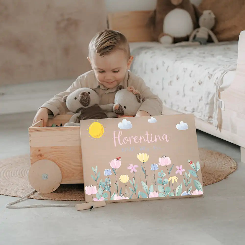 Spielzeugkiste mit Rädern personalisiert - Blumenwiese