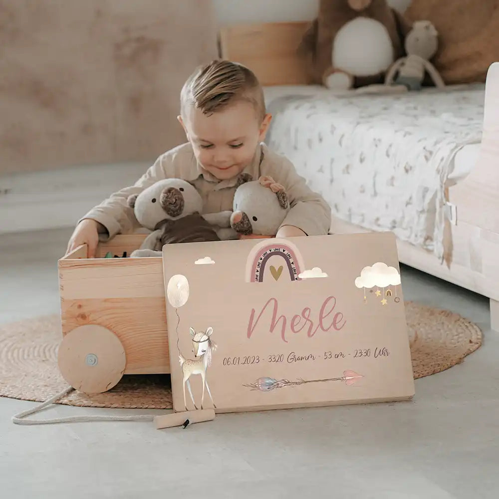 Spielzeugkiste mit Rädern personalisiert - Bezaubernder Regenbogen