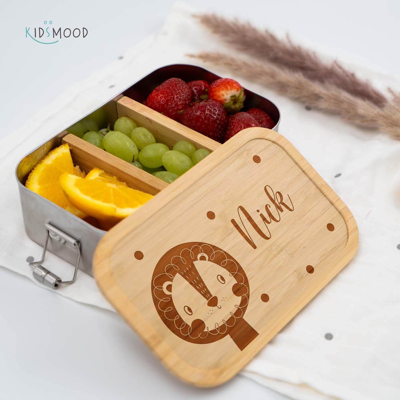 close-up of lunchbox with löwenkopf motif