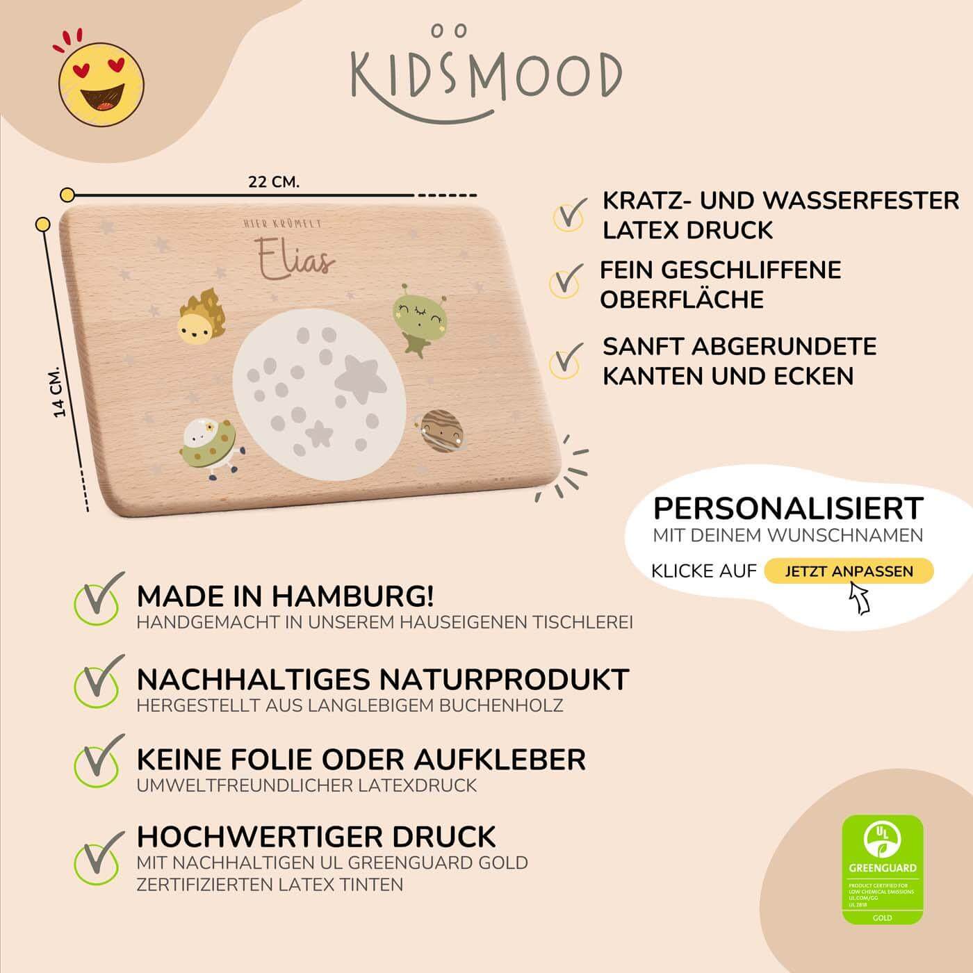 detailansicht der gravur auf dem frühstücksbrettchen mit weltall