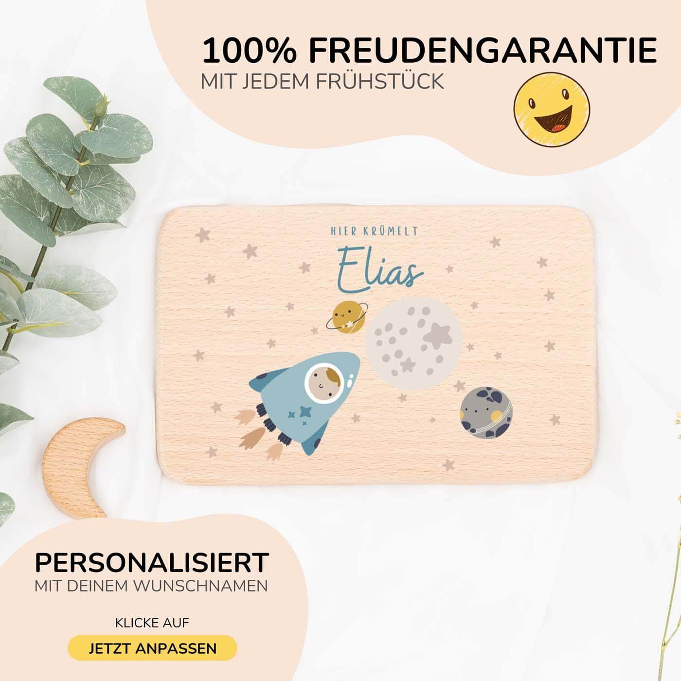 nahaufnahme des frühstücksbrettchens mit weltall motiv