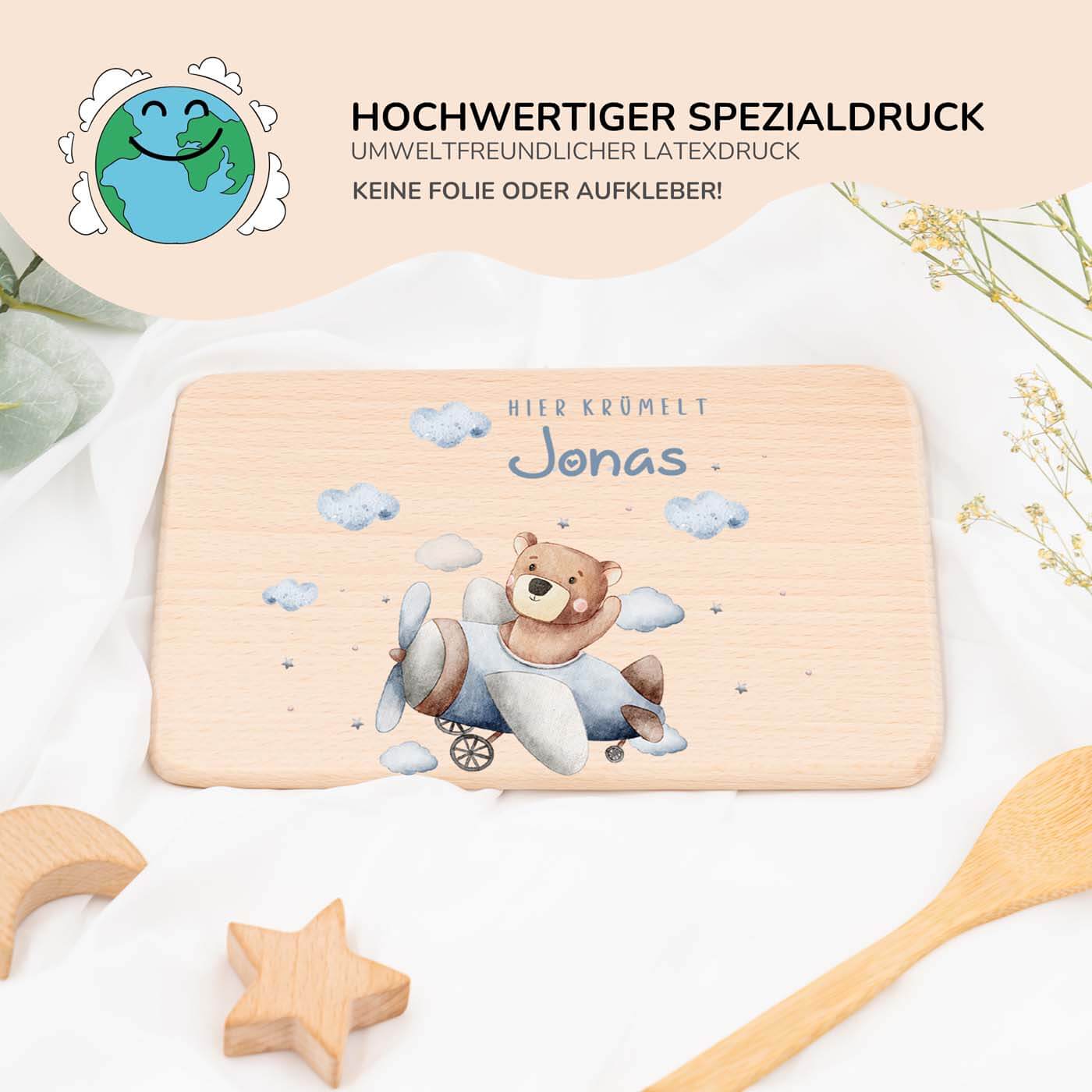 personalisiertes frühstücksbrettchen aus holz mit flugzeug