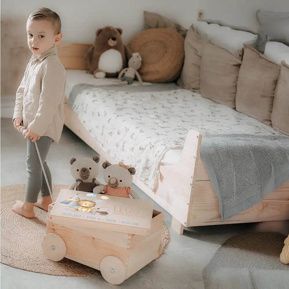 Spielzeugkiste mit Rädern personalisiert - Löwe mit Tipi