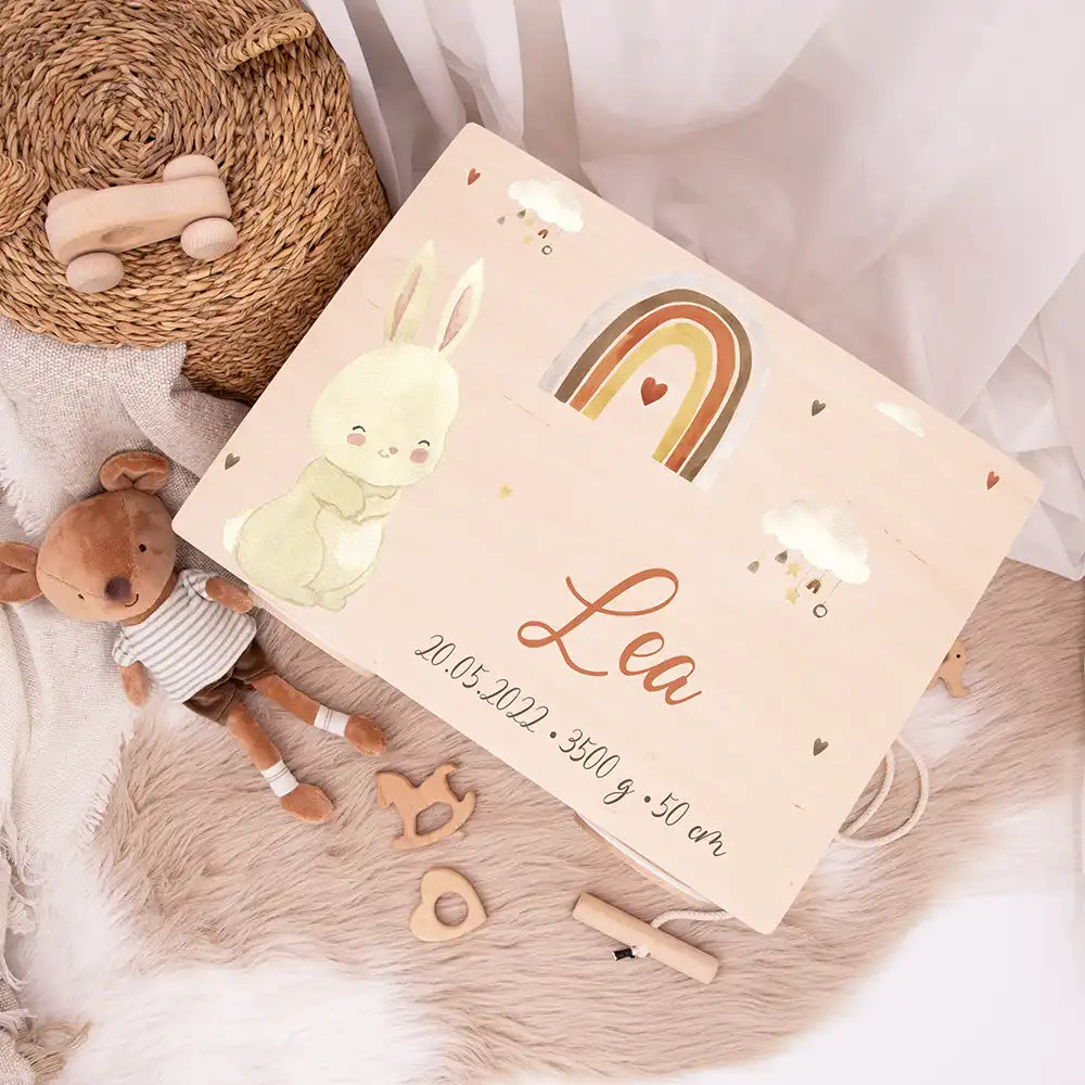 Spielzeugkiste mit Rädern personalisiert - Häschen mit Regenbogen