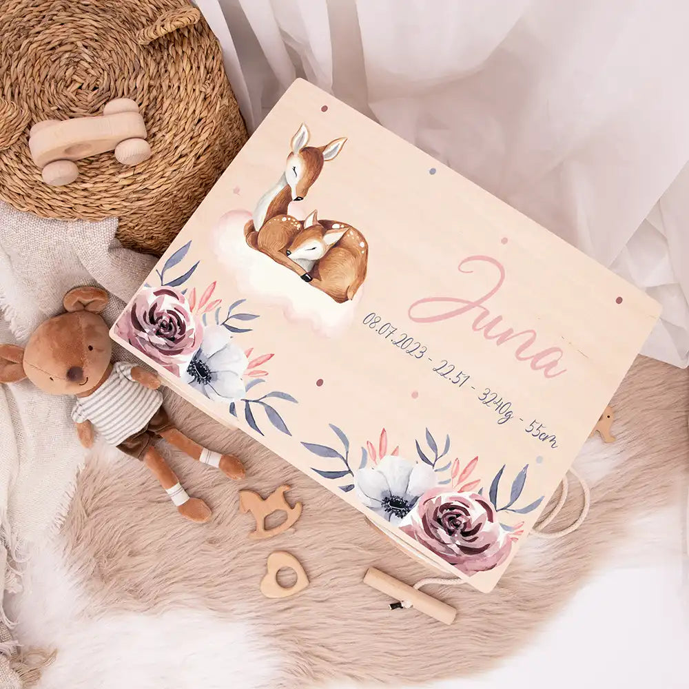 Spielzeugkiste mit Rädern personalisiert - Mama Reh