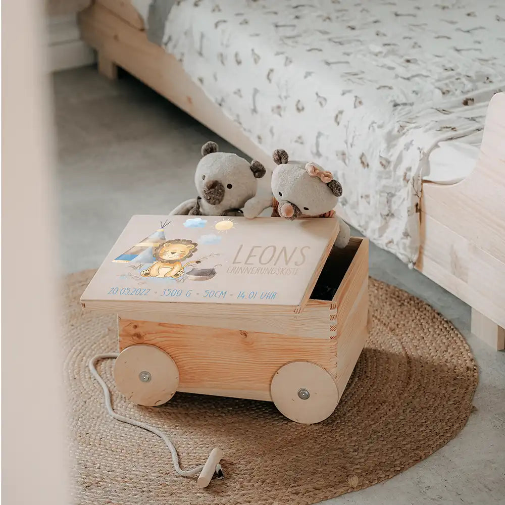 Spielzeugkiste mit Rädern personalisiert - Löwe mit Tipi