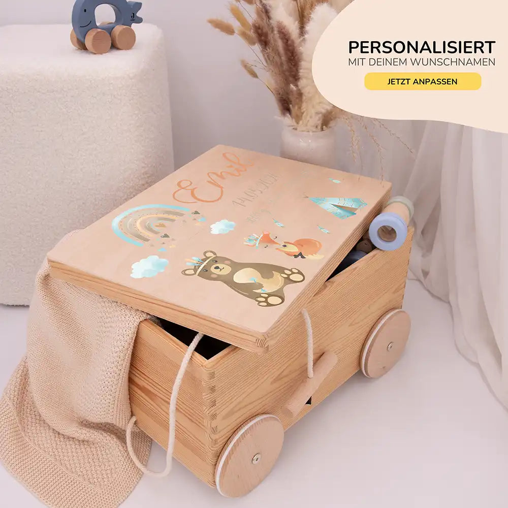 Spielzeugkiste mit Rädern personalisiert - Bär und Regenbogen