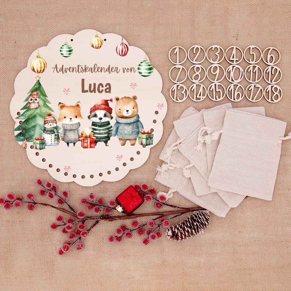 Personalisierter runder Adventskalender Kinder aus Holz - Waldtiere mit Weihnachtsmützen