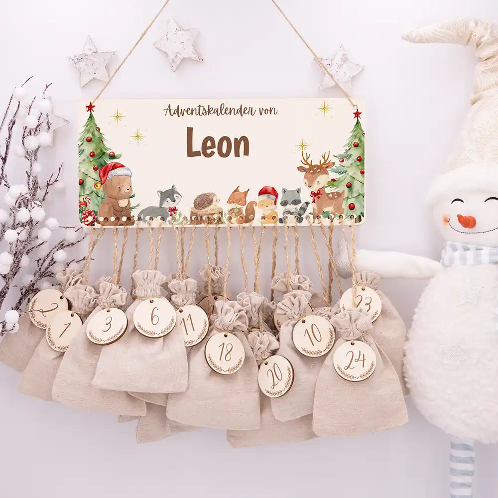 Personalisierbarer Adventskalender farbig - Niedliche Waldtiere WeihnachtsmĂĽtze