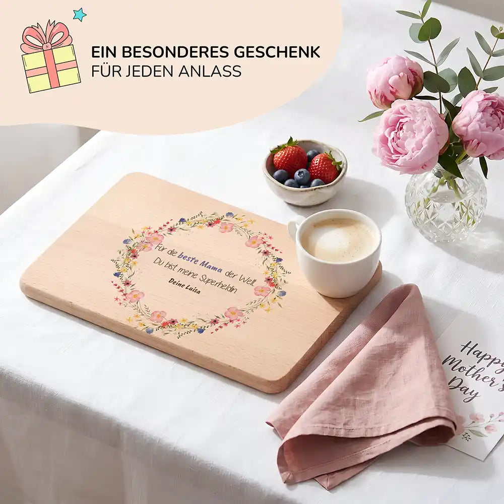 Personalisiertes Frühstücksbrettchen Muttertag Wildblumenkranz Beste Mama – Lifestyle-Szene zum Muttertag