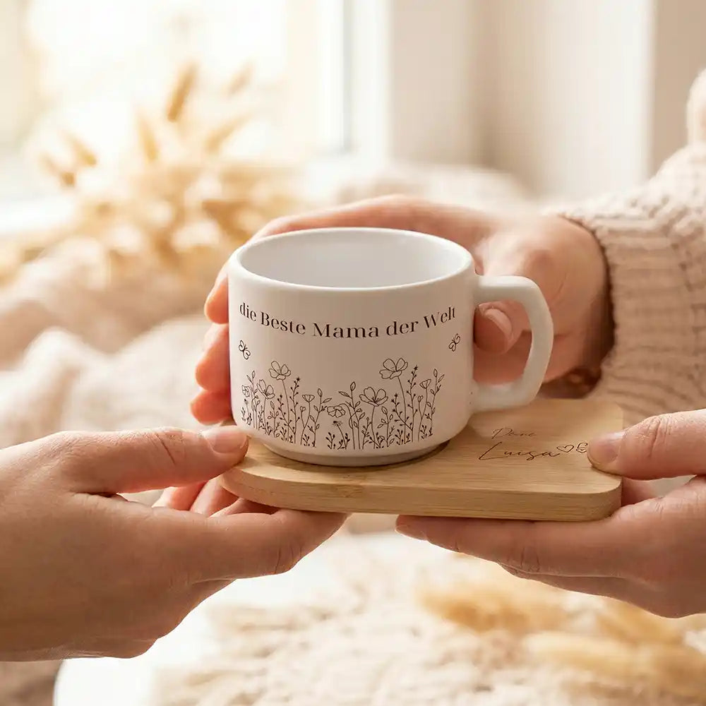 Kaffeetasse personalisiert Muttertag Blumenwiese Beste Mama – made in Hamburg