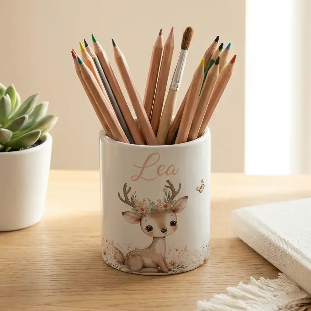 Personalisierter Stiftehalter Reh Blumenkranz - Keramik weiß-matt - Detailansicht