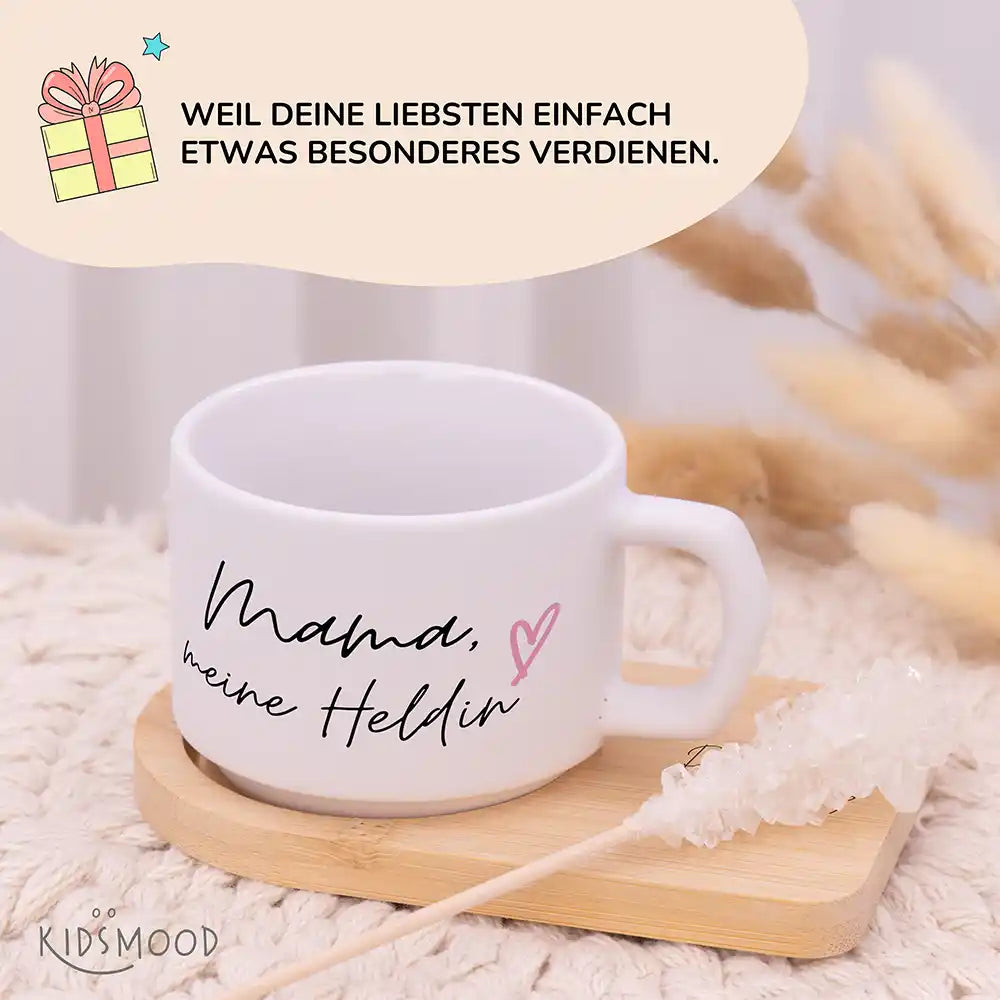 Keramiktasse made in Hamburg Mama meine Heldin – Bambus-Untersetzer personalisiert