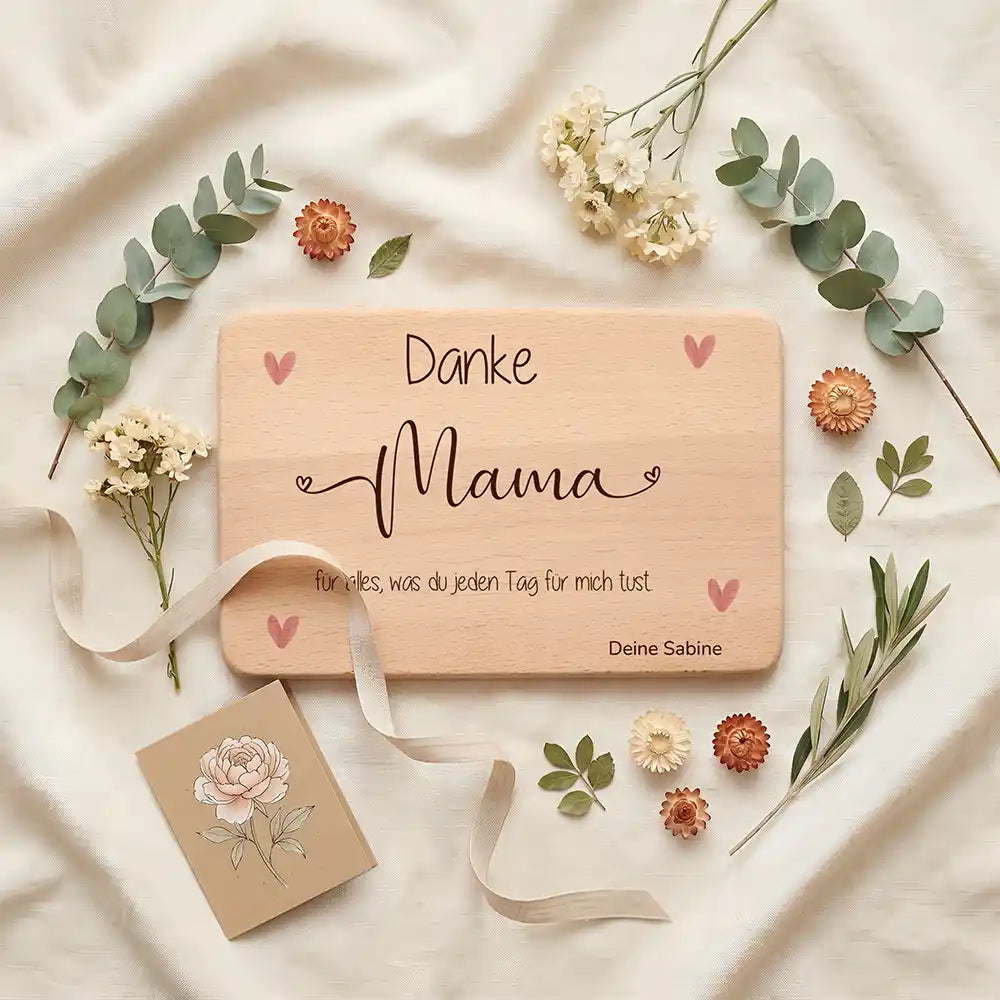 Personalisiertes Frühstücksbrettchen Muttertag Danke Mama Herzen – Geschenkszene auf gedecktem Tisch