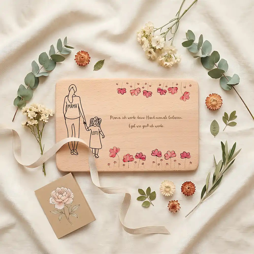 Personalisiertes Frühstücksbrettchen Muttertag Mama & Tochter Mohnblumen – Geschenkszene auf gedecktem Tisch