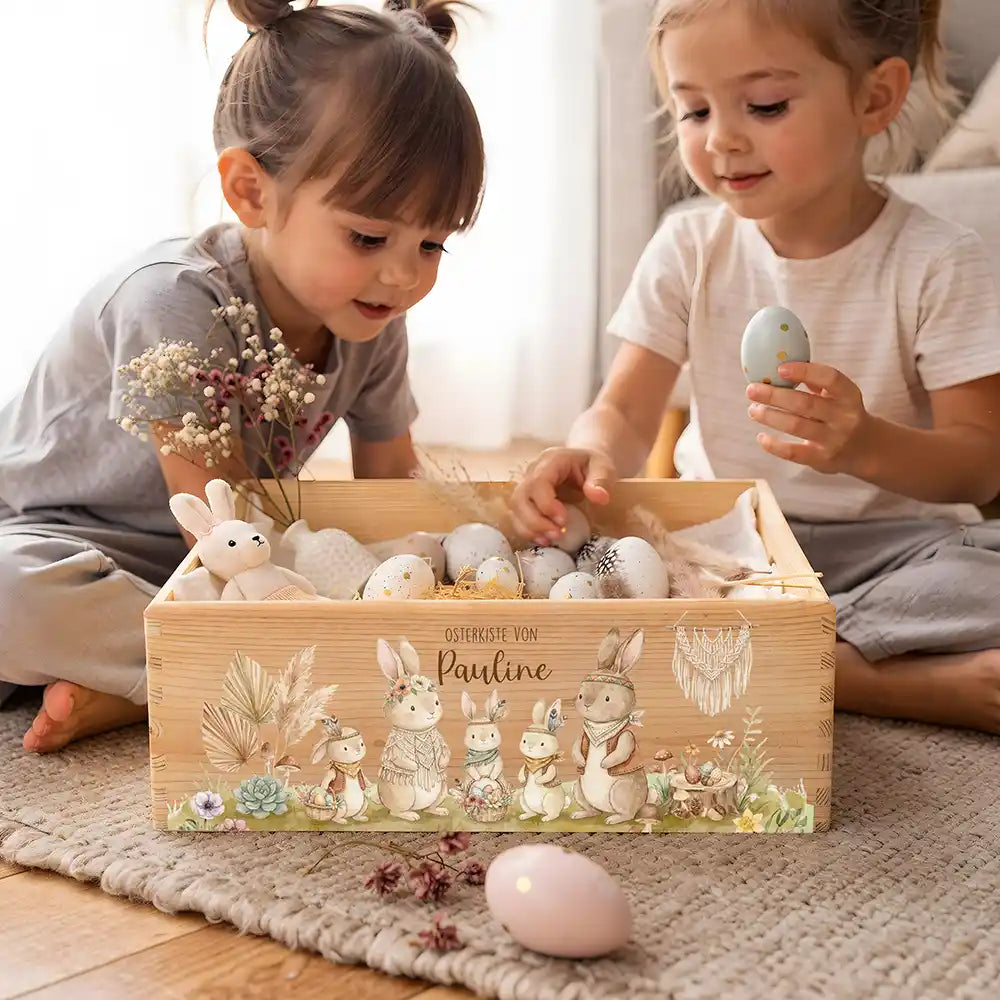 Osterkiste Holz personalisiert - glückliche Hasen