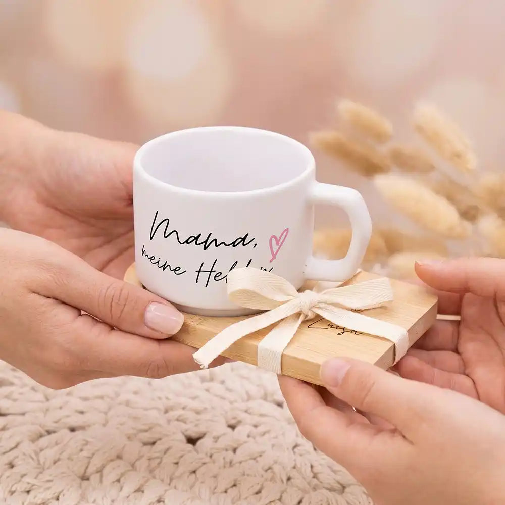 Tasse mit Wunschnamen Mama Mama meine Heldin – Keramik mit Bambus-Untersetzer