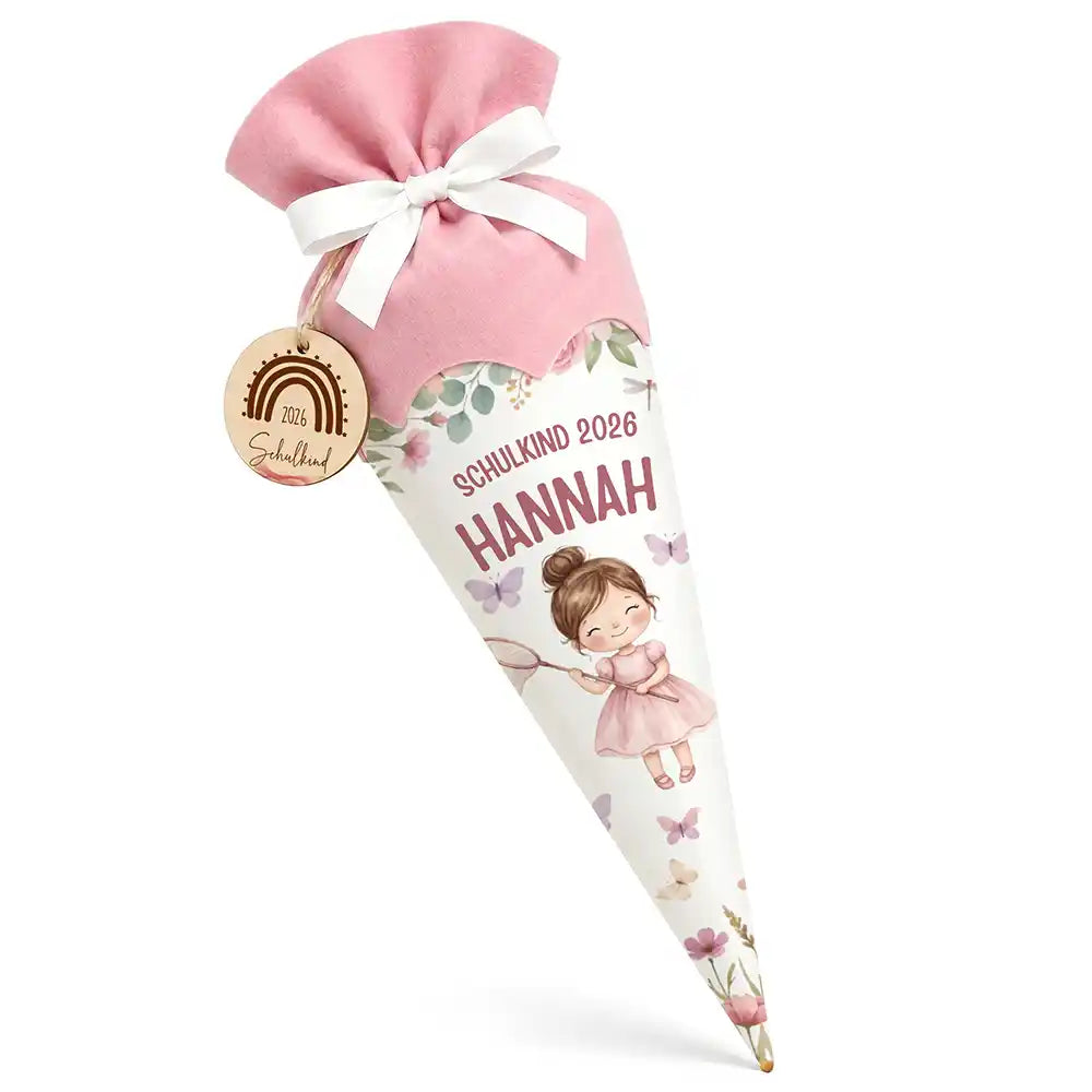 Schultüte personalisiert mit Name Mädchen Schmetterlinge – Hauptbild mit Holzanhänger und rosa Filzverschluss