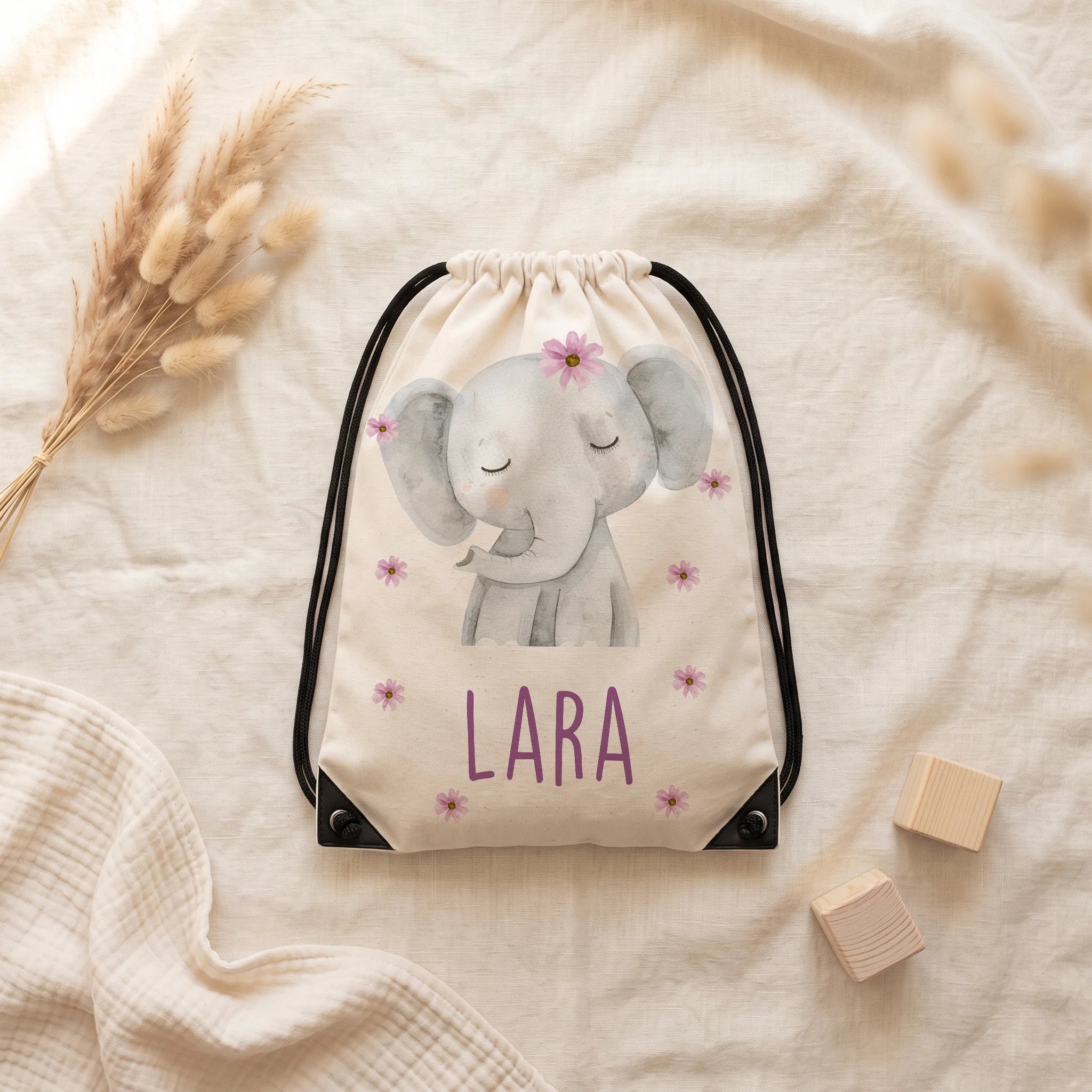 Personalisierter Turnbeutel Elefant mit Blüten, naturfarbener Sportbeutel mit Wunschname und schwarzer Kordel