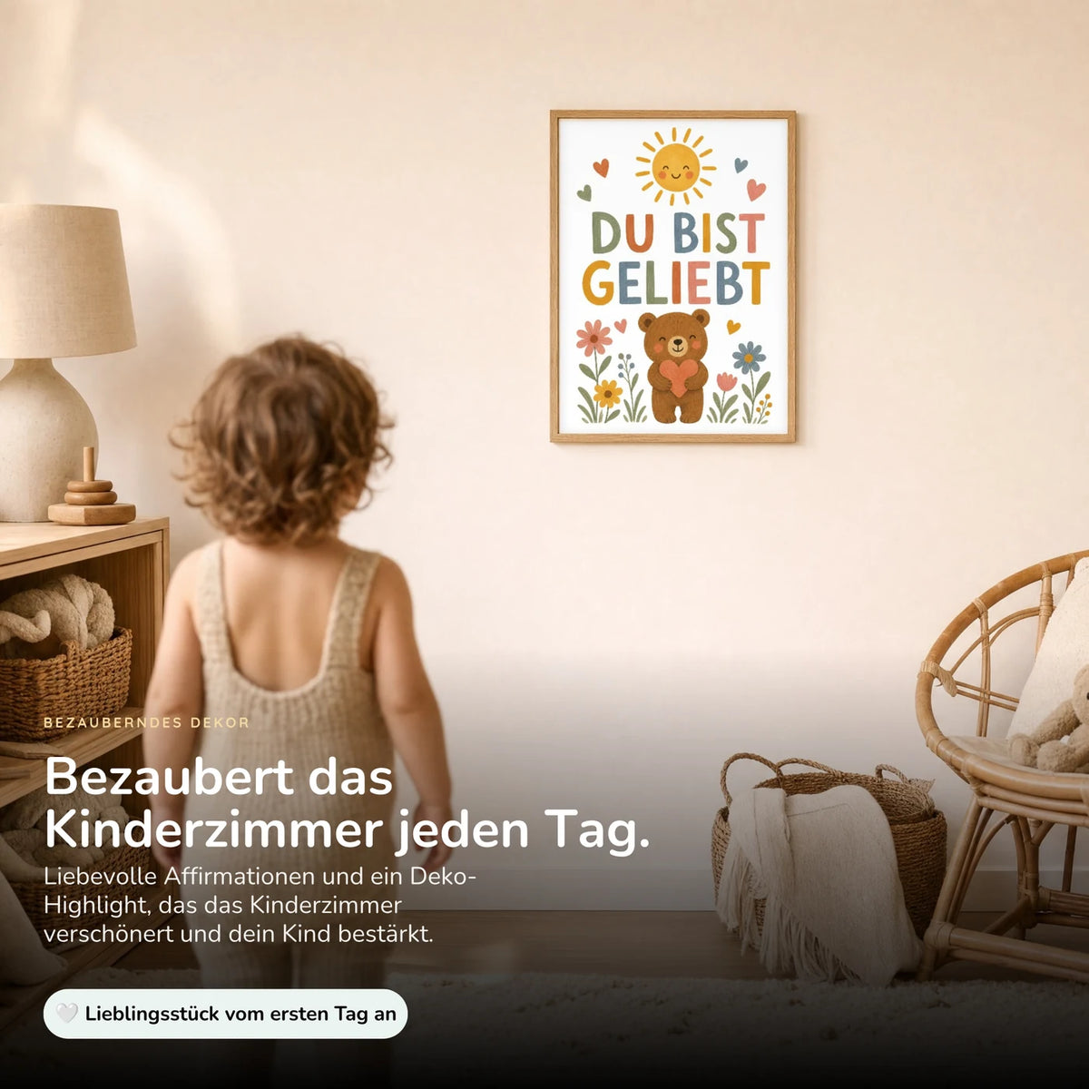 Kind vor dem Affirmationsposter „Bär Du bist geliebt“ an der Wand – Bilder fürs Kinderzimmer