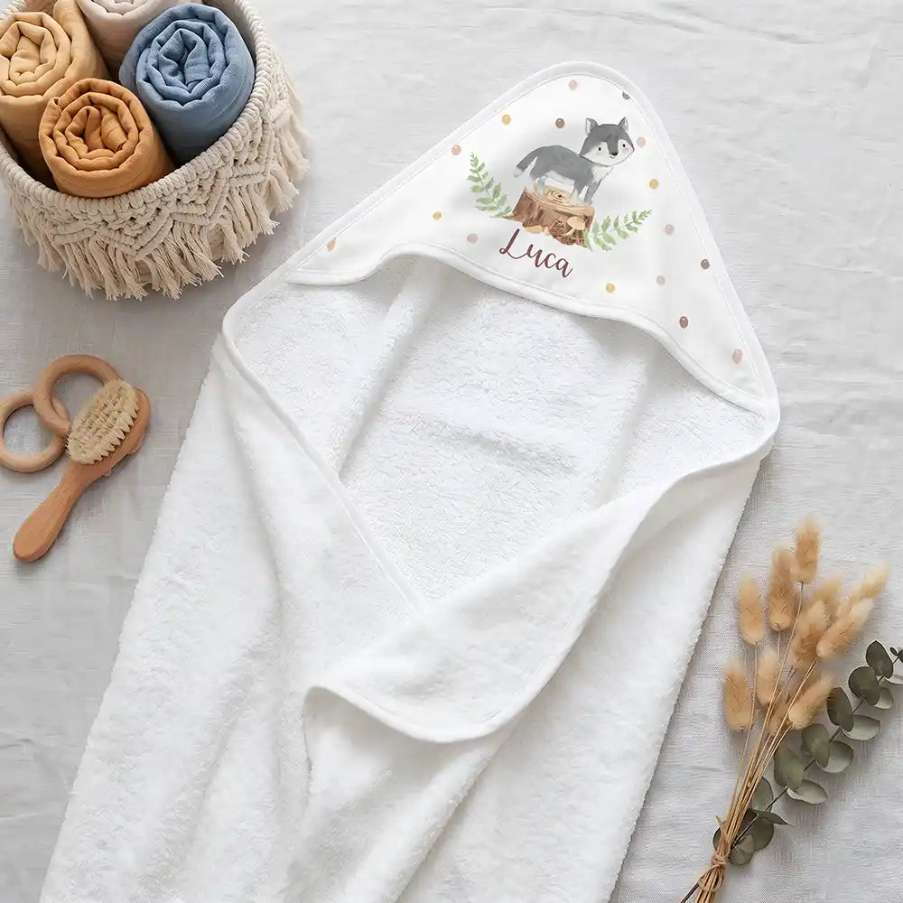 Personalisiertes Kapuzenhandtuch Baby Wolf Wald – Boho-Flatlay mit Pampasgras und Holzspielzeug
