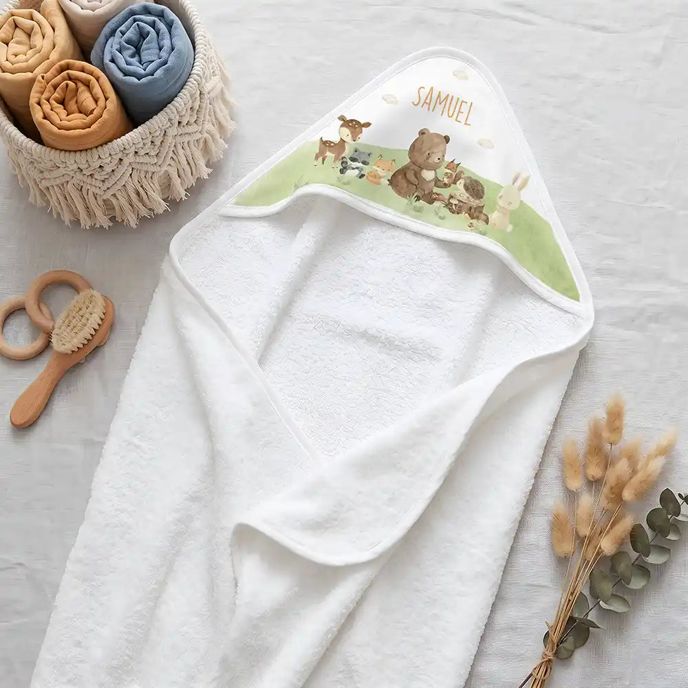 Personalisiertes Kapuzenhandtuch Baby Waldfreunde Hügel – Boho-Flatlay mit Pampasgras und Holzspielzeug