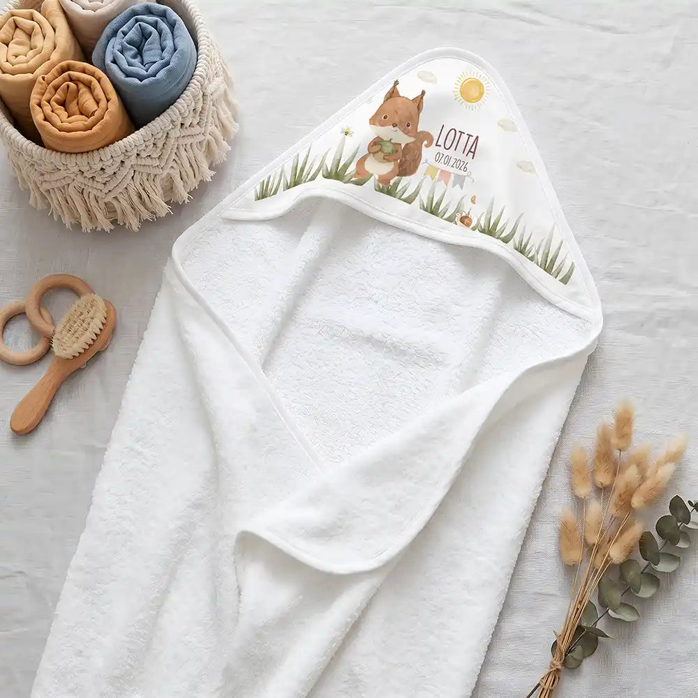 Personalisiertes Kapuzenhandtuch Baby Eichhörnchen Geburt – Boho-Flatlay mit Pampasgras und Holzspielzeug