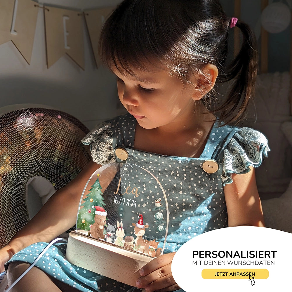 Mädchen mit personalisiertem Nachtlicht Weihnachten mit Namen – Geschenkidee für Kinder