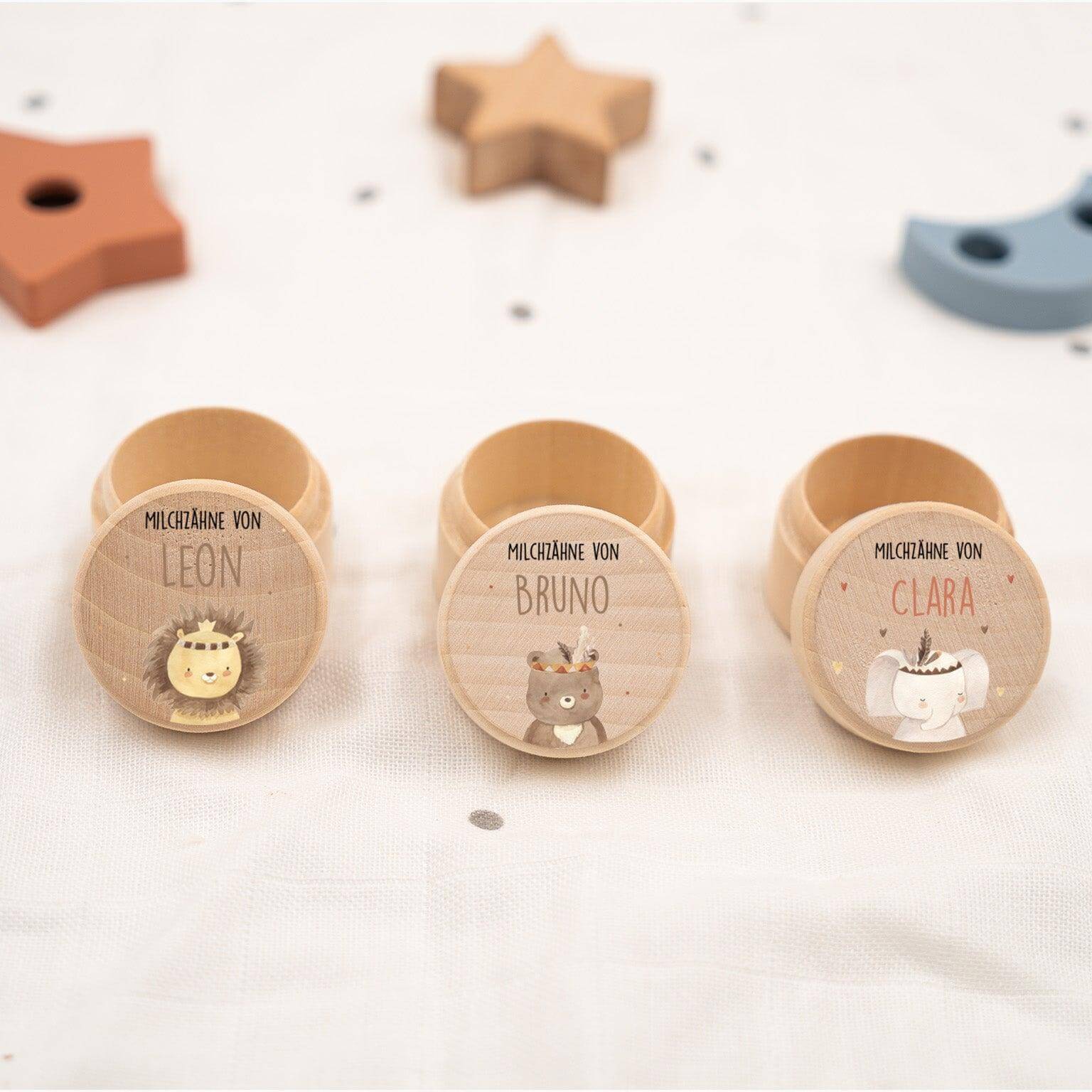 Personalisierte Holz-Zahndosen für Kinder mit Namen Leon, Bruno und Clara, perfektes Geschenk zur Aufbewahrung von Milchzähnen.