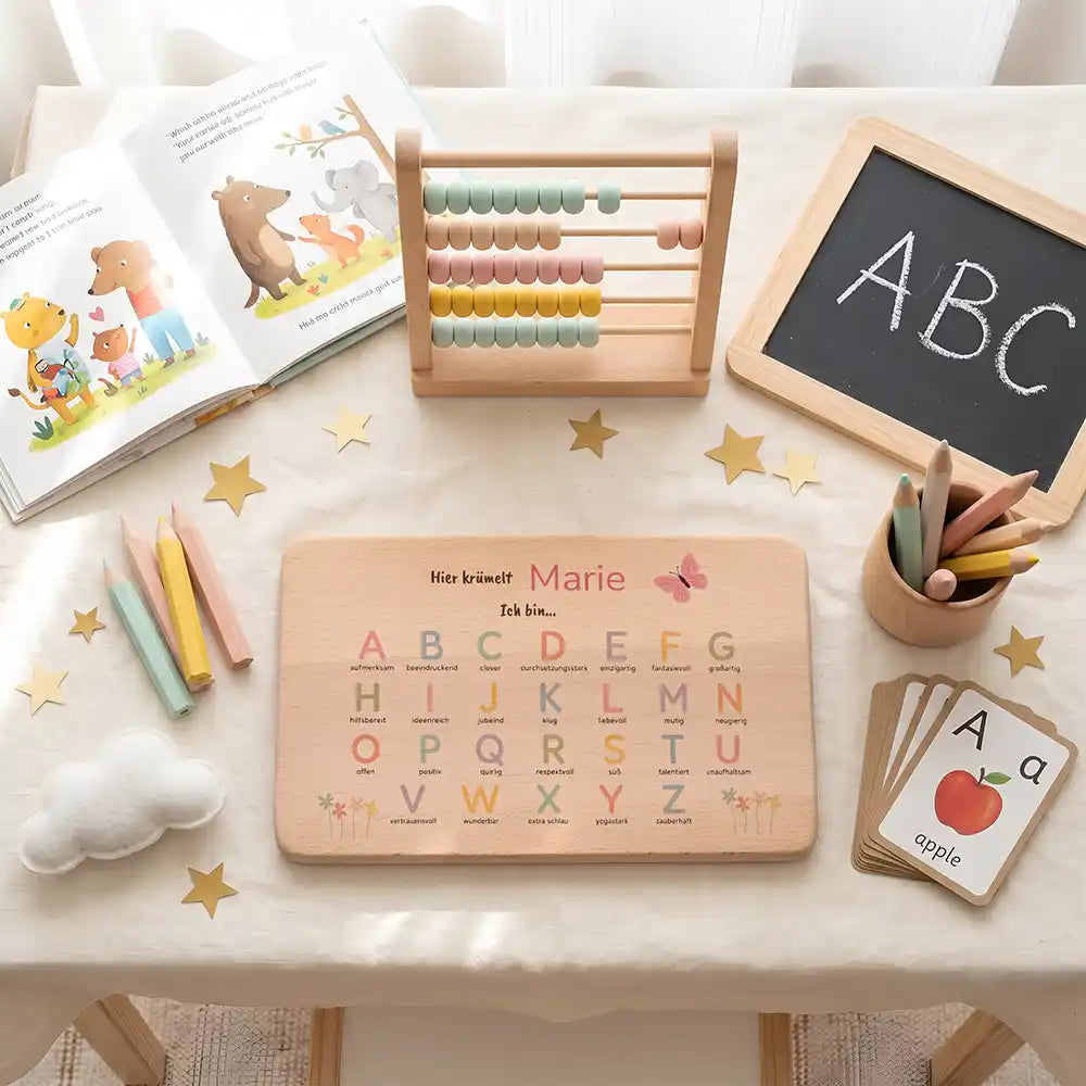 ABC Brettchen Kinder personalisiert Schmetterling pastell – ABC-Lernen am Schreibtisch