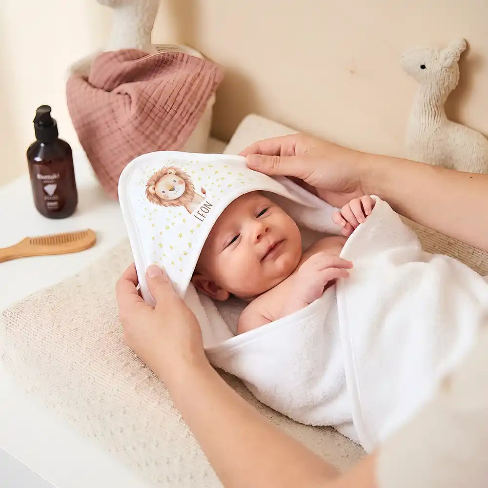 Personalisiertes Kapuzenhandtuch Baby Löwe Sterne – Newborn-Geschenk auf dem Wickeltisch