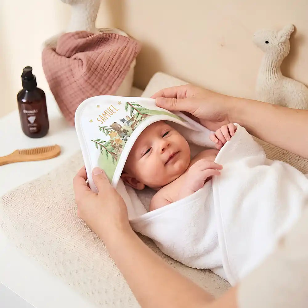 Personalisiertes Kapuzenhandtuch Baby Waldwiese Tiere – Newborn-Geschenk auf dem Wickeltisch